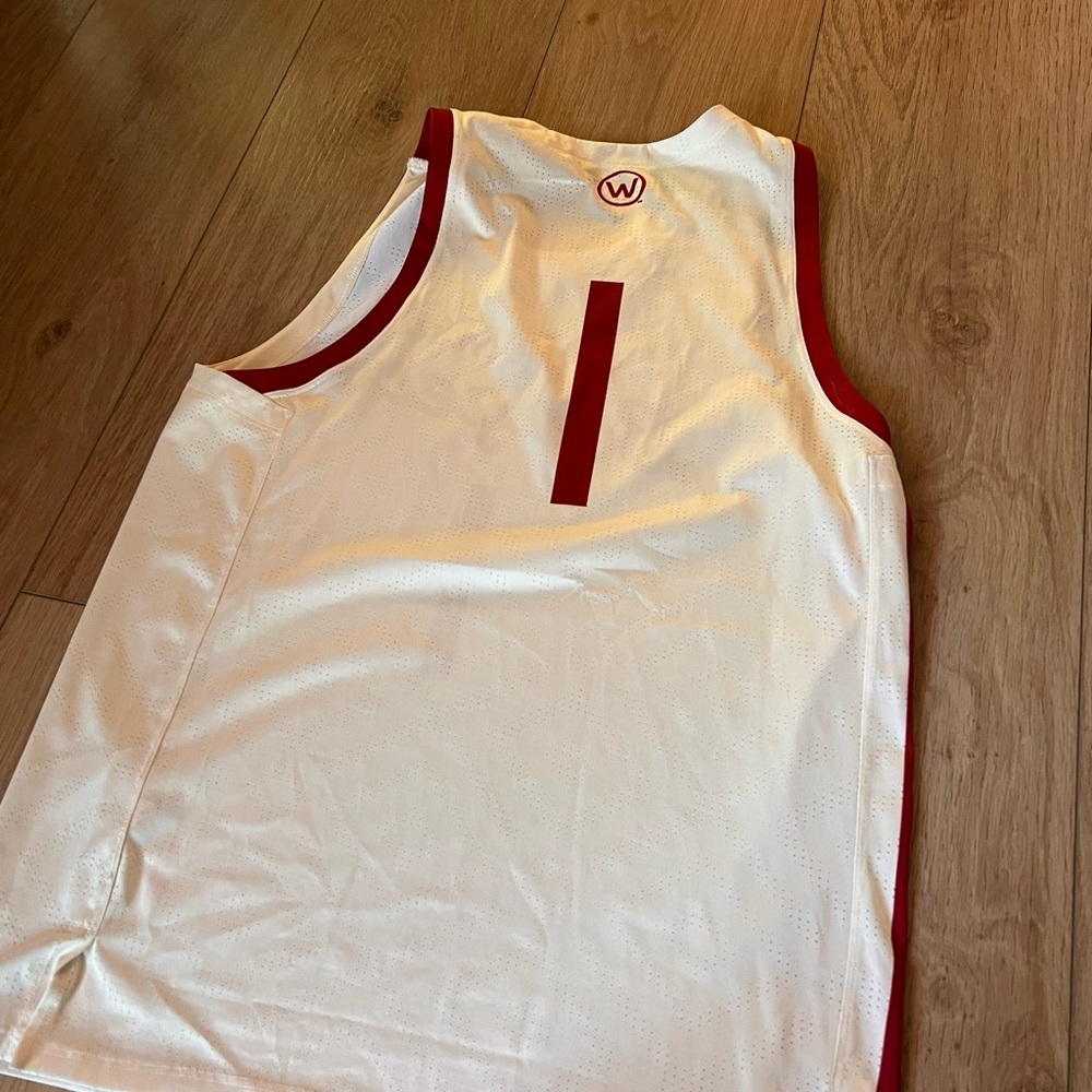 Wisconsin Badgers Under Armour White Jersey - Men’s medium - Picture 2 of 4